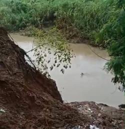 Ancam Permukiman Warga, Longsor di Bantaran Kali Cilamaya Karawang Meluas