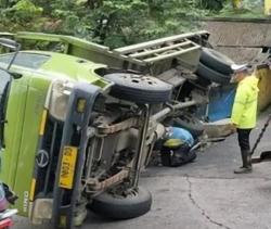 Gagal Menanjak, Truk Muatan Barang Terguling di Pandeglang