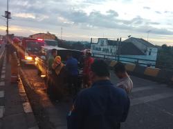 Geger! Mobil Panther Terbakar di Flyover Peterongan Jombang, Diduga Akibat Korsleting Listrik