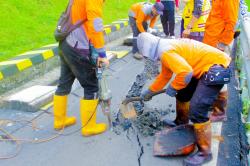 Cuaca Ekstrem Picu Retakan Jalan, Wali Kota Bogor Tutup Sementara Jalur Motor