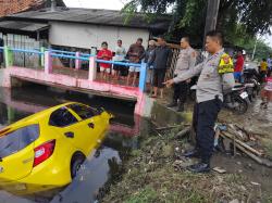 Tabrak Lari di Rengasdengklok, Mobil Dikejar Warga hingga Terjun ke Kali