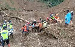 Dramatis! Detik-detik Evakuasi Korban Kedua Tertimbun Longsor di Watukumpul Pemalang