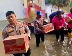 Sepekan Banjir Rendam Pesisir Bekasi, Polisi Salurkan Bantuan ke Pengungsi