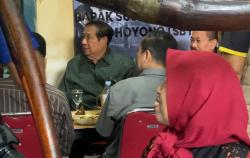 Kenang Masa Kecil, SBY Kulineran Mencicipi Sate Gule Kambing Khas Ponorogo