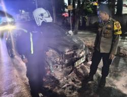 Mobil Terbakar di Jalan By Pass Cirebon, Diduga Korsleting Listrik Jadi Pemicu