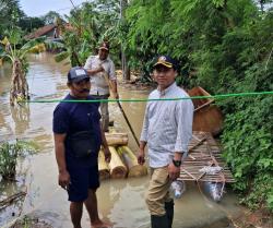 Tinjau Banjir Telukbuyung, Anggota DPRD Karawang Taman Salurkan Bantuan Warga