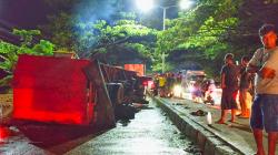 Truk Bermuatan Sekam Padi Terguling di Pangkep, Lalu Lintas Lumpuh Total