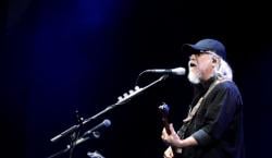 Konser di Surabaya, Iwan Fals Ajak Publik Rasakan Duka Korban Bencana Aceh