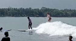Pantai Batukaras Pangandaran, Surga Peselancar Sekaligus Tempat Favorit Makan Bareng Keluarga