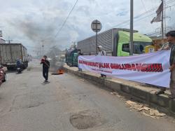 Aksi Karawang Digoyang Jalan Berlubang, Warga Desak Pemerintah Percepat Perbaikan Jalur Pantura