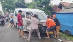Ngeri! Angkot Adu Banteng dengan Mobil Travel di Labuan, 4 Penumpang Terluka
