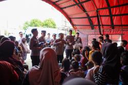 Pulihkan Trauma Pascabanjir, Polres Karawang Terjunkan Tim Trauma Healing ke Karangligar