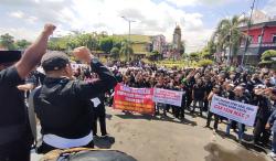 Tolak Parluh 2026, Ratusan Pesilat PSHT Unjuk Rasa di Kota Madiun