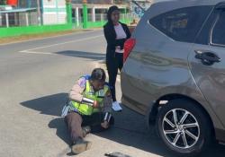 Tak Hanya Menilang, Polisi Bantu Ganti Ban Kempes saat Operasi Keselamatan Seligi di Lingga
