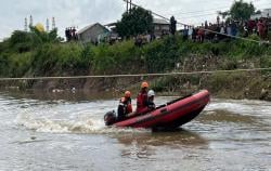 Tebang Pohon di Atas Perahu, Pekerja Eretan Hilang Terseret Arus di Kali Bekasi
