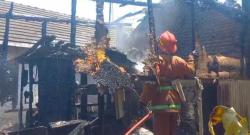 Kompor Gas Meledak, Rumah dan Sepeda Motor di Jombang Ludes Terbakar