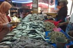 Lonjakan Harga Ikan Picu Penurunan Omzet Pedagang di Pasar Rangkasbitung