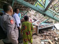 Diterjang Hujan Deras dan Angin Kencang, Atap Rumah Warga Purwosari Bojonegoro Roboh