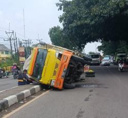 As Roda Patah, Truk Bermuatan Kedelai Terguling di Jalur Pantura Cirebon