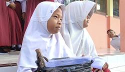 Jualan Sate di Sekolah Demi Beli Beras, Kisah Siswi SD di Pangandaran Ini Bikin Hati Teriris