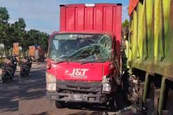 Truk Box Adu Banteng dengan Tronton di Jalan Bojonegoro - Babat, Begini Kronologinya