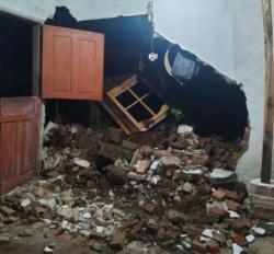 Hujan Deras Picu Longsor di Greged Cirebon, Dapur Rumah Warga Hancur Tertimbun Tanah