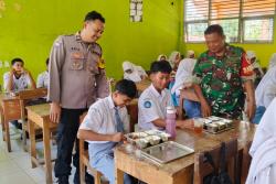 Dukung Program Pemerintah, Babinsa Dan Bhabinkamtibmas Dampingi Penyaluran MBG di Gabus Grobogan