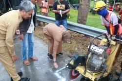 Cegah Truk Bertonase Besar, Wabup Bojonegoro Tinjau Pemasangan Portal Jembatan TBB