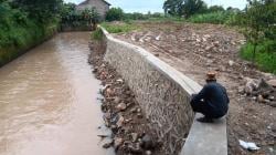 Cegah Banjir, Kali Cibeber Cilegon Dikeruk dan Turap Diperbaiki