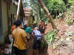 Gotong Royong Bersama Warga, Polisi Evakuasi Material Longsor di Desa Cilongok