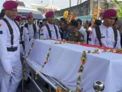 Duka Mendalam, Jenazah Praka Marinir Korban Longsor Cisarua Tiba di Sugio Lamongan
