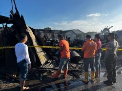 Gudang Rongsokan dan Rumah Kos di Tropodo Waru Sidoarjo Dilalap Api