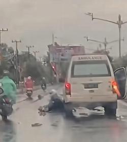 Mobil Ambulans Senggol Motor di Palangka Raya, Pengendara luka Dilarikan ke Rumah Sakit