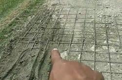 Aksi Warga Ngawi Rekam Jalan Desa Rusak Viral,  Camat Kwadungan: Tidak Wajar