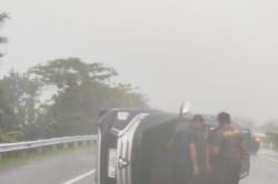 Selip Ban di Tengah Hujan Deras, Pajero Terguling di Tol Jombang-Mojokerto