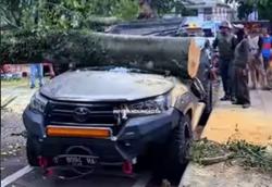 Mobil Hi-Lux Rusak Tertimpa Pohon di Bandung, Tak Ada Korban Jiwa