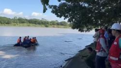 Hari Kedua Pencarian Anak Tenggelam di Bengawan Solo Lamongan, Tim Gabungan Kerahkan 3 Perahu