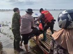 Banjir Putus Jalur Utama Pebayuran, Polisi Turunkan Perahu untuk Aktivitas Warga