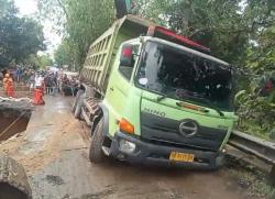 Jembatan Kananga Menes Ambruk, Truk Besar Tersangkut dan Lalu Lintas Sempat Macet 4 Jam