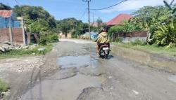 Jalan Rusak di Barru Tak Kunjung Diperbaiki, Pemkab Barru Janji Penanganan Bertahap
