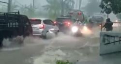 Hendak Tolong Temannya, Pelajar Hanyut Terbawa Arus Banjir di Jalan Raya Bojong Tegal