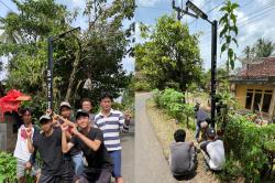 Mahasiswa UNTIRTA Pasang PJU Tenaga Surya di Desa Cihara, Tingkatkan Keamanan Warga