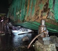 Truck Kontainer Terguling di Pangkep, Timpa Minibus, 3 Orang Tewas