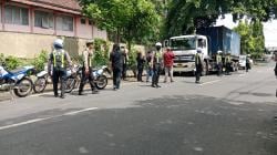 Parkir Ngawur, Sopir Truk di Jombang Dihukum Melafalkan Pancasila