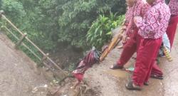 Viral! Siswa SD di Pandeglang Nekat Seberangi Jembatan Ambruk Demi Bisa Sekolah