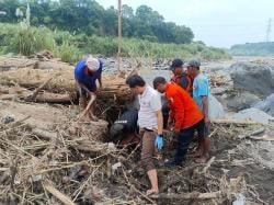 Tragis! Pengendara Motor Hanyut Terseret Arus Banjir Ditemukan Tewas di Bebatuan Sungai Gung