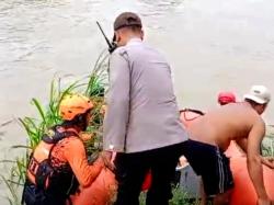 Terpeleset Saat Bermain, Bocah 10 Tahun di Sambeng Lamongan Terseret Arus Sungai Lamong