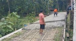 Kecewa 13 tahun Jalan Desa tidak Dibangun, Warga Patungan Cor Jalan dan Bangun Irigasi Sendiri