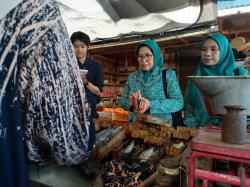Ngapel Pasar Tiap Jumat, Ninik Tjatur Anggraini: Pasar Tradisional Harus Tetap Hidup