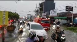 Hujan Deras Rendam Jalur Pantura Cirebon, Kemacetan Mengular hingga 2 Kilometer